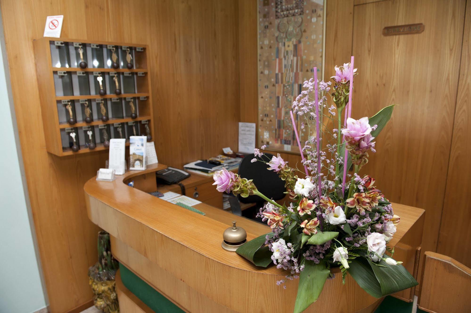 Hotel Caravel 瓦斯托 外观 照片